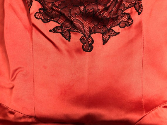 Vintage 50s Coral Red Satin and Black Chantilly L… - image 7