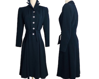 Manteau bleu foncé/noir des années 30 aux années 40, détails fabuleux et boutons ajustés et évasés