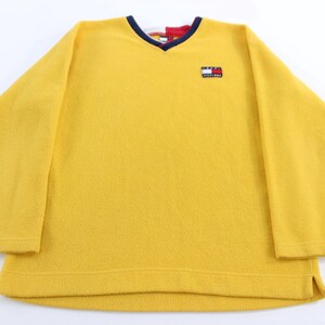 トミーヒルフィガー刺繍パッチ付きイエローフリースセーター