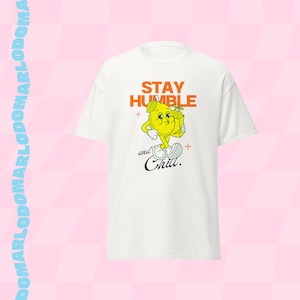Maglietta Stay Humble and Chill con grafica allegra di limoni, maglietta casual estiva, design divertente a forma di scatola di succhi, unisex da indossare tutti i giorni