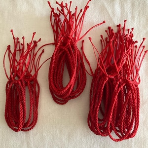 Handgjorda armband med röda snören, tunna knutna makramémönster, storpack (20/50/100)