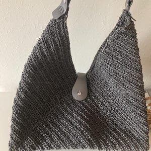 Borsa all'uncinetto in corda di carta grigia, borsa a tracolla, manico in pelle, borsa estiva, casual, borsa fatta a mano
