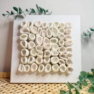 Arte mural abstracto: lienzo 3D minimalista con textura circular blanca