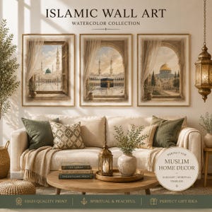 Könnte beinhalten: Ein Set aus drei gerahmten Aquarell-Wandbildern, die islamische architektonische Szenen wie die Kaaba und Moscheen zeigen, betrachtet durch Bogenfenster mit transparenten Vorhängen. Die Kunstwerke zeichnen sich durch weiche, neutrale Farbtöne aus.