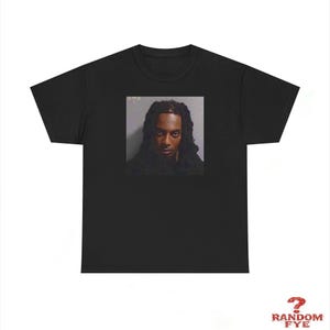 Camiseta unisex de algodón grueso con foto policial de Playboi Carti
