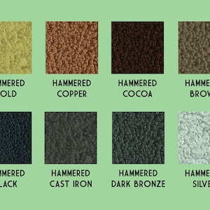 Puede incluir: Imagen que muestra ocho muestras de color cuadradas con una textura martillada. Los colores incluyen oro, cobre, cacao, marr&oacute;n, negro, hierro fundido, bronce oscuro y plata. Cada muestra tiene el nombre del color impreso debajo.