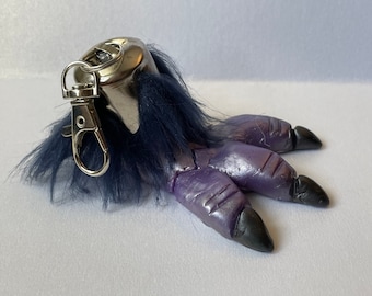 Llavero de Mothman, llavero de peluche Lucky Foot, regalo de críptido, escultura artística
