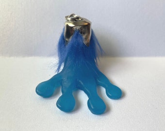Llavero con forma de pie alienígena: llavero de la suerte peludo, arte críptido que brilla en la oscuridad