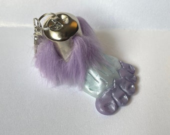 Llavero de Bigfoot, Sasquatch peludo, Yeti, Pie de la suerte, soporte para llaves, llavero, regalo de críptido, escultura artística