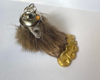 Llavero de Bigfoot, Sasquatch peludo, Yeti, Pie de la suerte, soporte para llaves, llavero, regalo de críptido, escultura artística