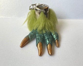 Llavero de Chupacabras, llavero de peluche con forma de pie de la suerte, regalo de críptido, escultura artística.