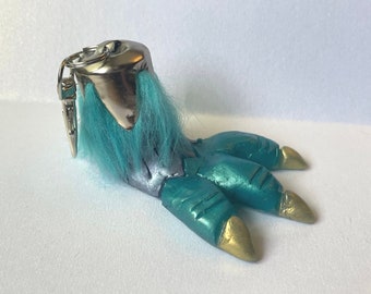 Llavero de Mothman, llavero de peluche Lucky Foot, regalo de críptido, escultura artística
