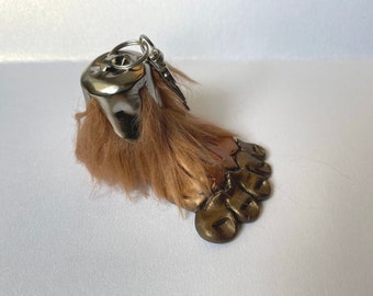 Llavero de Bigfoot, Sasquatch peludo, Yeti, Pie de la suerte, soporte para llaves, llavero, regalo de críptido, escultura artística