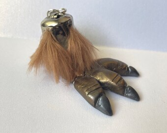 Llavero de Mothman, llavero de peluche Lucky Foot, regalo de críptido, escultura artística