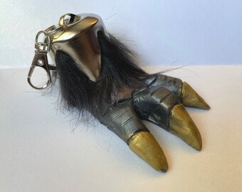 Llavero grande de Mothman con forma de pie de la suerte: Escultura decorativa de arte de críptidos peludos
