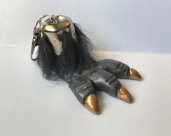 Llavero de Mothman, llavero de peluche Lucky Foot, regalo de críptido, escultura artística