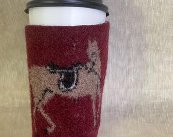 Funda para café de fieltro de lana burdeos con estampado de caballo y perro, funda para café de fieltro de lana, regalo de otoño, lana de cordero reciclada, regalos para profesores y oficinas, friki