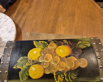 Baúl de almacenamiento vintage con temática de frutas, pintado, con pestillo, de 35,5 x 15 cm y 12,7 cm de profundidad.