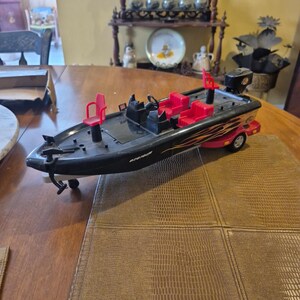 Camioneta pickup Ram 3500 de Bass Pro Shop y bote y remolque negros de Bass Pro Shop. imagen 6