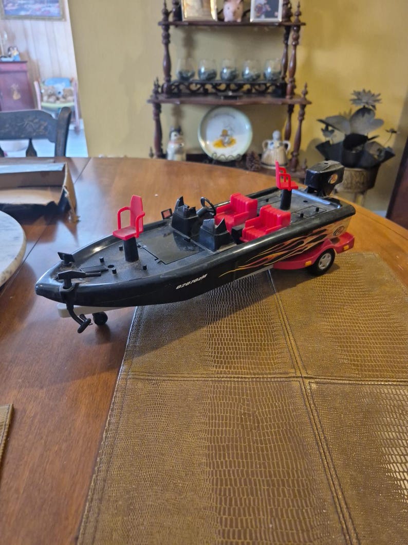 Camioneta pickup Ram 3500 de Bass Pro Shop y bote y remolque negros de Bass Pro Shop. imagen 6