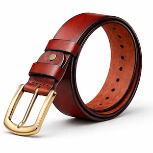 Op de afbeelding: Een opgerolde bruine leren riem met een goudkleurige gesp. De riem heeft een klassiek ontwerp met een rechthoekige gesp en een reeks gelijkmatig verdeelde gaten. Het leer lijkt van hoge kwaliteit te zijn.