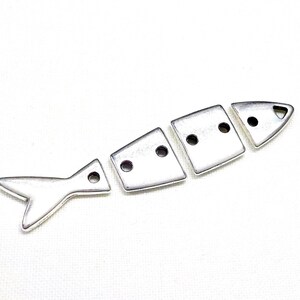 シルバーメッキの魚ペンダント、魚チャーム、4セクションの魚ペンダント、魚のイヤリング、魚のネックレス、動物ペンダント、46 x 11 mm - 4個1セット