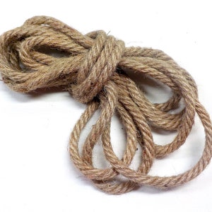 Puede incluir: Un rollo de cuerda de yute marrón natural, ideal para manualidades, envolver o decorar.