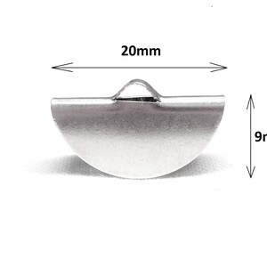 Op de afbeelding: Zilveren metalen halve cirkel hanger met een lus aan de bovenkant. De hanger is 20 mm breed en 9 mm hoog.
