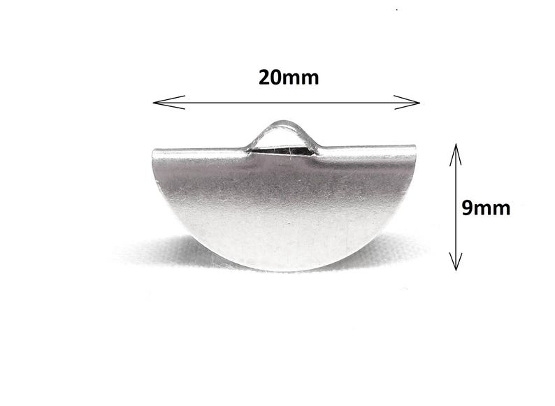 Op de afbeelding: Zilveren metalen halve cirkel hanger met een lus aan de bovenkant. De hanger is 20 mm breed en 9 mm hoog.