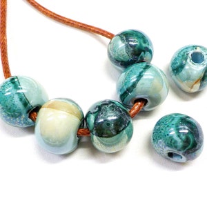 Contas redondas de cerâmica, cerâmica esmaltada feita à mão, cerâmica grega esmaltada, contas grandes de cerâmica orgânicas redondas, multicoloridas azul-esverdeadas 14 x 18 mm - 2 peças