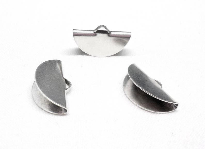 Op de afbeelding: Drie zilveren metalen halve cirkel eindkappen voor het maken van sieraden.