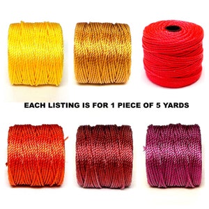 以下が含まれることがあります： 黄色、金色、赤色、オレンジ色、栗色、紫色のさまざまな色のねじれたコードが6つの糸巻きに巻かれています。各糸巻きには5ヤードのコードが含まれています。糸巻きの下に「EACH LISTING IS FOR 1 PIECE OF 5 YARDS」と書いてあります。