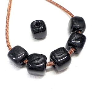 Contas de cerâmica preta, contas de cerâmica esmaltadas feitas à mão, cerâmica grega esmaltada, controle deslizante de cerâmica em cubo de 8 mm (Ø 2 mm) - 2 peças