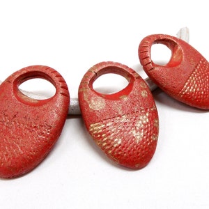 Pingente de cerâmica grega em ouro vermelho, pingente de cerâmica pintado à mão com acabamento fosco, pingente de cerâmica em mosaico com incrustações feitas à mão, 52 x 35 mm - 1 peça