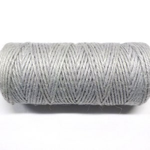 Puede incluir: Un rollo de cuerda gris plata, perfecto para manualidades, envolver regalos o añadir un toque rústico a la decoración del hogar.