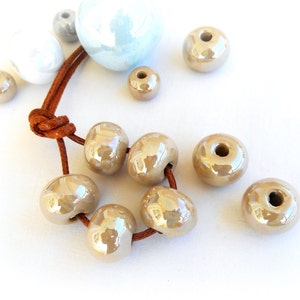 Contas de cerâmica redondas creme escuro, cerâmica esmaltada feita à mão, cerâmica grega esmaltada, contas de cerâmica grandes redondas orgânicas 18 x 14 mm (Ø 4 mm) - 2 peças
