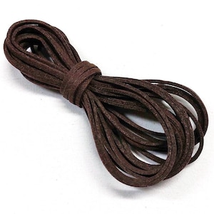 Peut inclure: Un bobine de cordon en daim marron, parfait pour les projets d'artisanat.