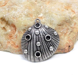 Silver Plated Clam Shell Pendant, Sea Shell Beach Pendant, Cockle Shell, Summer Pendant, Scallop Shell Pendant, Boho Jewelry 27x26mm - 1 pc
