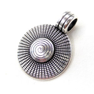Versilberter Sonnen Anhänger, Runder Anhänger, Griechische Design Scheibe, Boho Anhänger, Ethnischer Anhänger, Strahlen Unisex Halskette, 23 mm - 1 Stück