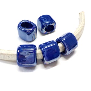 Tubo deslizante de cuentas de cerámica, cuentas de cerámica azul eléctrico, cuentas iridiscentes azules, aceite sobre agua para usar con cordón de cuero de regaliz ovalado de 10 x 6 mm - 1 pieza