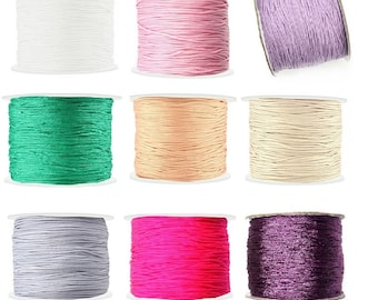 Puede incluir: Ocho carretes de cordón de algodón encerado de diferentes colores. Los colores son blanco, rosa, lavanda, verde, beige, gris, fucsia y morado.