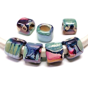Tubo de cerámica deslizante para cordón de regaliz ovalado, cubo de cerámica multicolor morado, azul, rojo y verde, cuenta de cerámica esmaltada para cordón de 10 x 6 mm - 1 ud.
