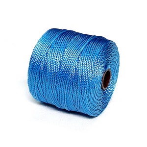 以下が含まれることがあります： 明るい青色のナイロンコードの糸巻き。クラフトプロジェクトに最適です。