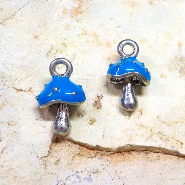 Encanto de setas esmaltada azul, colgante de setas, encanto de la naturaleza, setas de plata y esmalte azul, encanto de la planta 10x15mm - 2 piezas