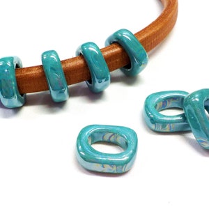 Tubo de cerámica con cuentas deslizantes turquesa iridiscentes, óleo sobre agua, para usar en cuero de regaliz ovalado, cordón de cuero 10 x 6 mm - 2 piezas
