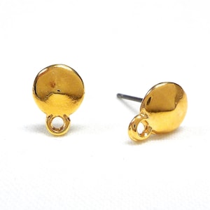 Peut inclure: Une paire de boucles d'oreilles dorées avec un disque rond et une petite boucle suspendue en bas.