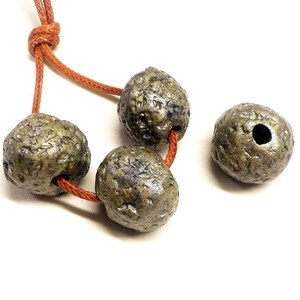 Contas de cerâmica redondas irregulares, controle deslizante de cerâmica fosca, bola de cerâmica grega feita à mão, bola de cerâmica redonda orgânica, cáqui 23 mm (Ø 5 mm) - 2 peças