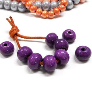Contas de cerâmica redondas com efeito glitter roxo, cerâmica esmaltada feita à mão, cerâmica grega esmaltada, contas de cerâmica grandes redondas orgânicas 14 x 11 mm - 2 peças