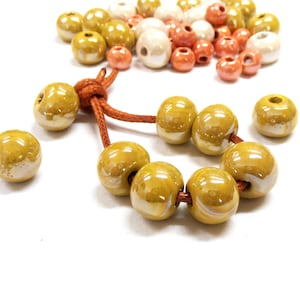 Contas de cerâmica redondas iridescentes amarelo mostarda, cerâmica esmaltada feita à mão, cerâmica grega esmaltada, contas de cerâmica redondas orgânicas, 15 x 11 mm - 2 unidades