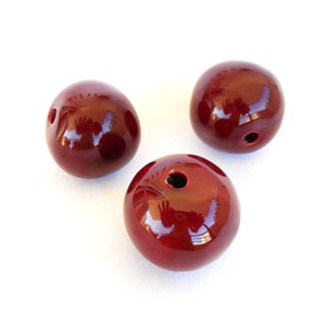 Perline di ceramica rotonde, ceramica smaltata fatta a mano, ceramica greca smaltata, perline di ceramica rotonde organiche grandi, pallina di ceramica bordeaux 35 mm - 1 pezzo